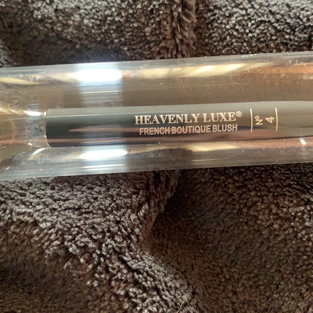 It Cosmetics Blush & Brush $63 Value New U… - Picture 7 of 9